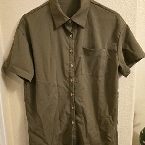 Men’s olive green short-sleeved button-up shirt with chest pocket, size small